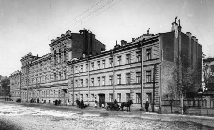 Здание Бестужевских курсов