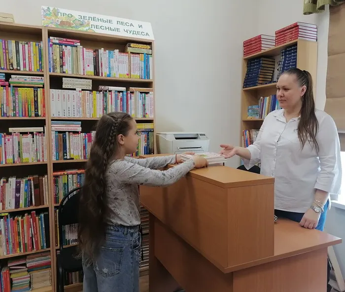 3 отдают книги