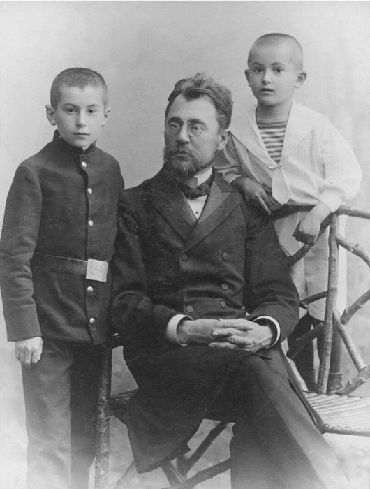 Валентин и Евгений Катаевы с отцом