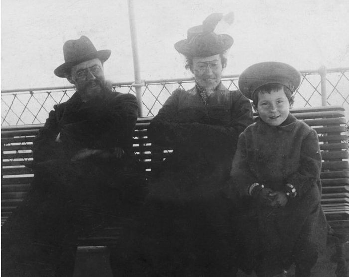 Валентин Катаев с папой и мамой, 1902