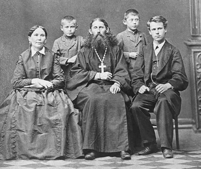 Протоиерей Василий Катаев с матушкой Павлой и сыновьями Михаилом, Петром и Николаем, 1860-е